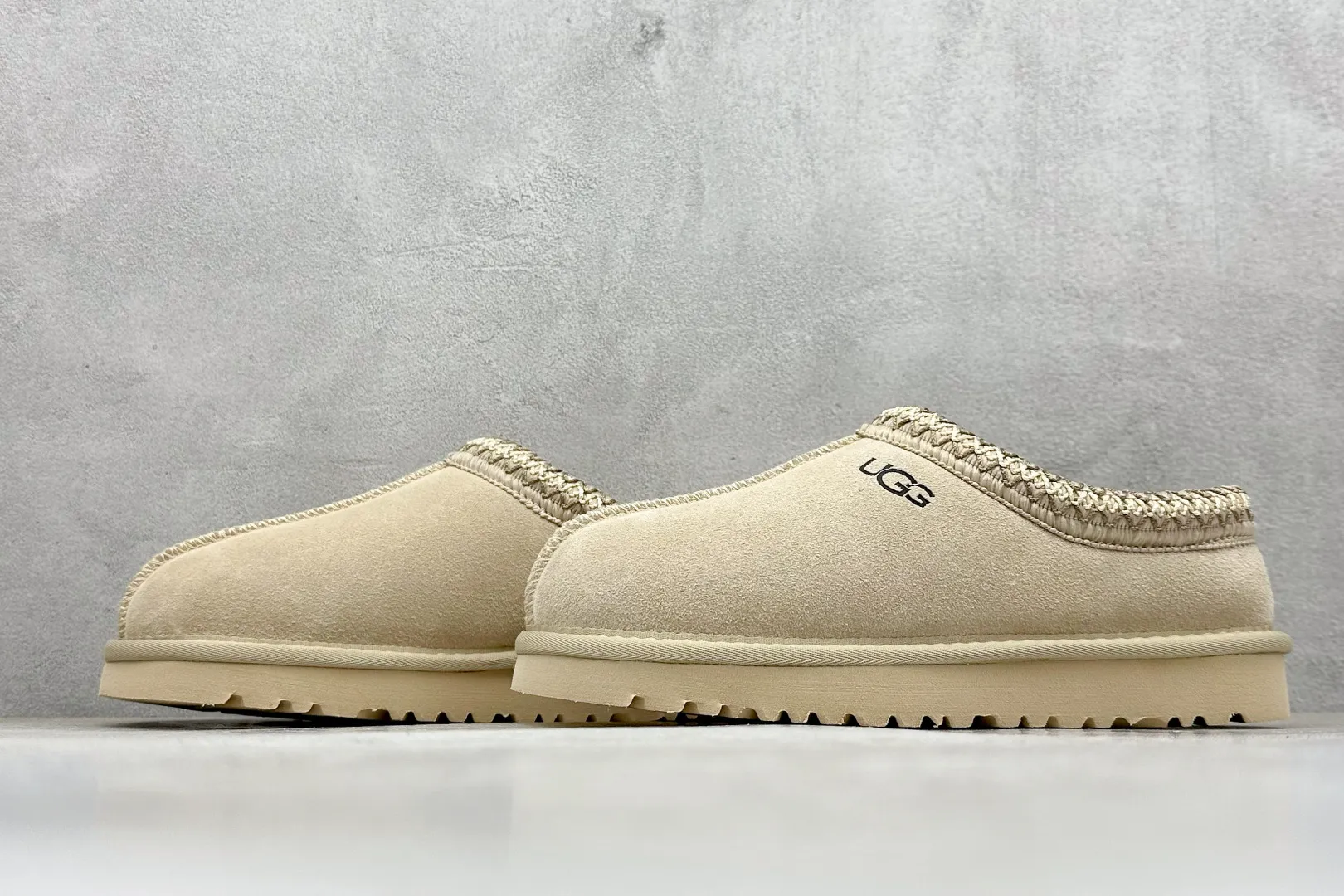 🐲💰 520 support store UGG Tasman ethnic style half slippers, Xiaohongshu hot style. This style is conceived based on the colorful traditional Chinese costume culture, exquisite craftsmanship, unique style and unique style. It fully demonstrates the style of this nation and has become the most popular fashion element in the world! Sheep fur is integrated with high quality to keep warm and lock in heat. Made of TPU molded suede upper material. Built-in artificial curly wool plush lining and insole. Choose 10mm UGGPURE™ implanted wool lining and removable UGGPURE™ implanted wool insole. Item No.: 5955 Size: 35-44. It is recommended to choose one size larger.